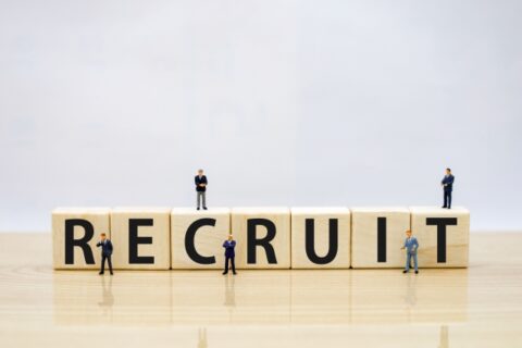 【製造業の採用】福利厚生で競うのはもうやめよう。学生の心を掴むのは、先輩の『失敗談』だった